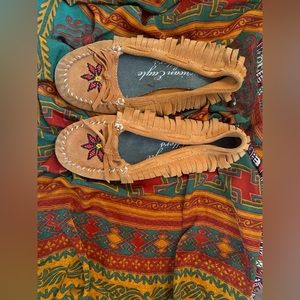 American Eagle Size 7 Moccasin Flats with Beaded Floral Design
